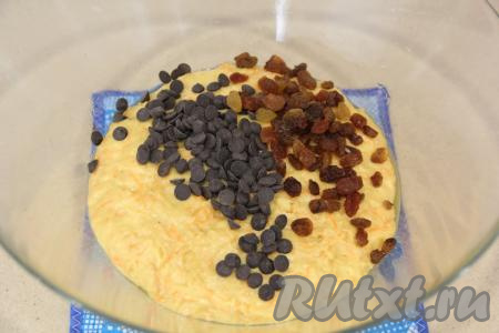 Изюм промыть тёплой водой (или залить кипятком минут на 5), затем хорошо обсушить, выложив на бумажное полотенце. Добавить обсушенный изюм и шоколадные капли в тесто.