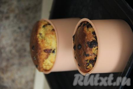 Выпекать морковные куличи в разогретой духовке, примерно, 50 минут при температуре 200 градусов. Продолжительность выпекания зависит от размера куличей. Готовность проверить сухой шпажкой (просто проколите кулич сухой шпажкой, если шпажка останется и после прокалывания сухой, значит выпечка готова, нужно доставать её из духовки).