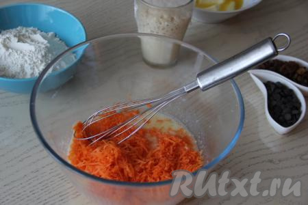 120 грамм сырой очищенной моркови натереть на мелкой тёрке и добавить в миску к яично-сахарной смеси.