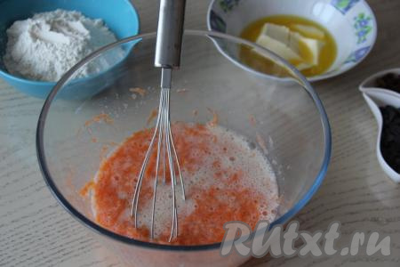 В яично-морковную смесь влить запенившуюся дрожжевую смесь и перемешать венчиком.
