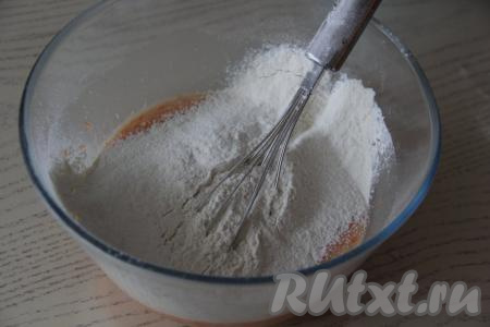 Всыпать постепенно муку и замесить нежное морковное тесто для кулича.