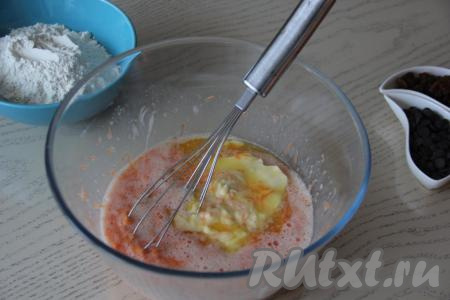 Затем в морковно-дрожжевую смесь&nbsp;добавить мягкое сливочное масло, ещё раз перемешать.