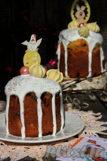 Куличи хорошо остудить. Украсить куличи глазурью (я развела готовую глазурь и полила ею выпечку), кондитерской посыпкой.