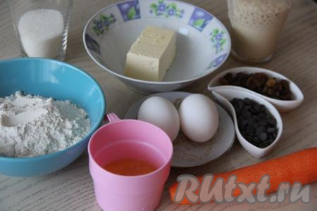 Подготовить продукты для замешивания теста для кулича. Сливочное масло достать и дать ему согреться при комнатной температуре, чтобы оно стало мягким. Подогреть молоко, примерно, до 40 градусов, затем добавить в него мёд и дрожжи, перемешать и оставить дрожжевую смесь минут на 15 (за это время дрожжи начнут работать и поверхность дрожжевой смеси начнёт пениться).