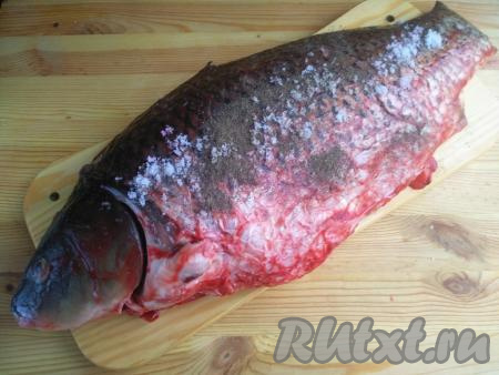 Очистить от чешуи и хорошо промыть карпа в проточной воде. Затем рыбку посолить и поперчить внутри и снаружи. Оставить рыбу на 40 минут при комнатной температуре, чтобы она просолилась.