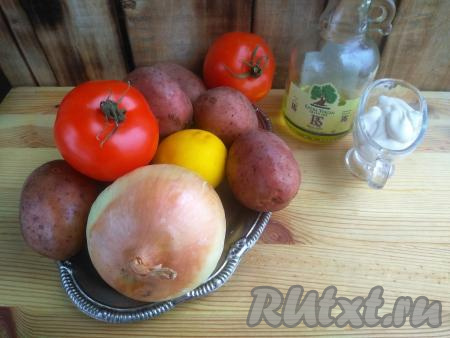 Подготовить продукты для запекания карпа целиком с картошкой в духовке.