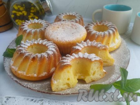 Нежные творожные кексы, приготовленные со сметаной в формочках в духовке, подать к столу с чаем или молоком. У этой аппетитной, вкусной, полезной выпечки пористая структура, кексы долго не черствеют и сохраняют свои вкусовые качества.