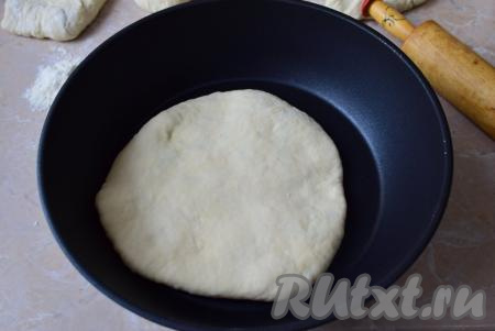 Затем обжарьте лепёшку на горячей сухой сковороде по 2-3 минуты с каждой стороны на маленьком огне.