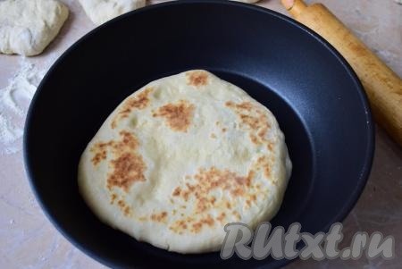 Лепёшка будет поджариваться и становиться золотистого цвета.
