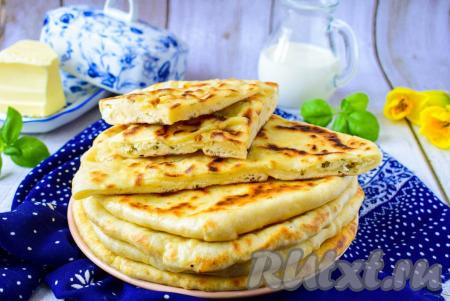 Вкусные, аппетитные лепёшки на кефире с творогом и зеленью готовы, их можно кушать и в горячем, и в остывшем виде!