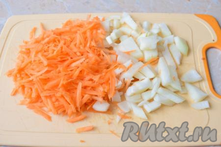 Лук и морковь очистите, ополосните. Лук мелко нарежьте, а морковь натрите на крупной тёрке.
