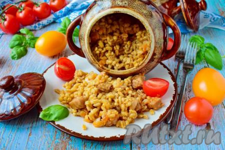 Перловка получается рассыпчатой, аппетитной, а кусочки свинины становятся мягкими, сочными. Это вкусное, сытное, ароматное блюдо можно подать сразу в горшочках или выложить на тарелку.