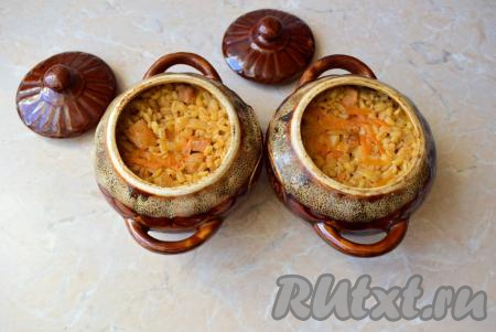 Готовое блюдо извлеките из духовки. Перловая крупа должна быть мягкой.