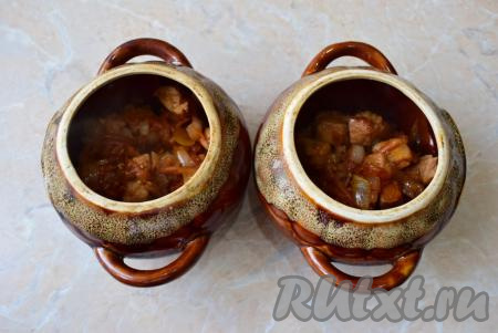 Затем выложите обжаренное мясо с овощами в керамические горшочки (я разложила по 2 горшочкам).
