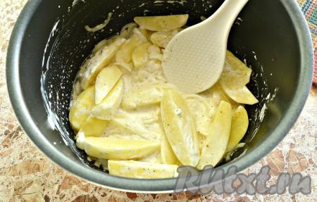 Влить 50-70 мл кипячёной воды, перемешать картофель со сметаной и закрыть крышку мультиварки.
