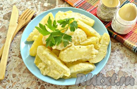 Картофель, тушёный со сметаной в мультиварке, получается нежным, мягким, ароматным и очень вкусным, попробуйте!