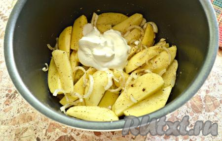 Сюда же добавить сметану.