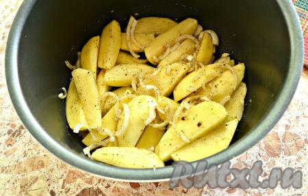 Дно съёмной чаши мультиварки смазать растительным маслом, выложить ломтики картошки с луком.