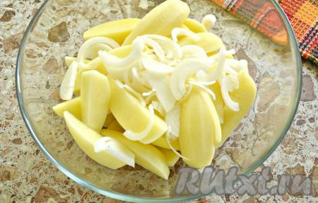 Луковицу очистить, нарезать тонкими полукольцами и выложить к ломтикам картошки.