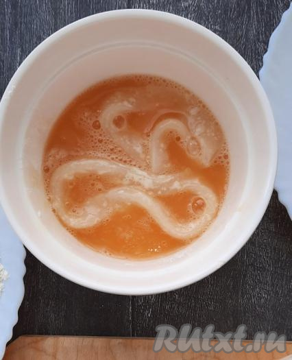 После того как обваляли колечки в муке, необходимо обмакнуть их полностью в яичный кляр.