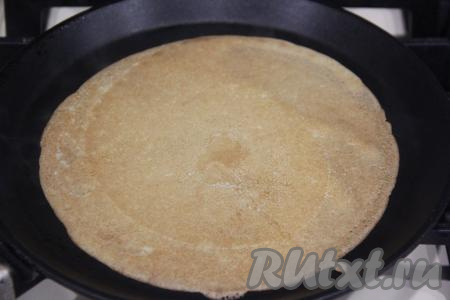 Выпекать каждый блинчик с двух сторон до золотистого цвета на среднем огне, а затем перекладывать на тарелку, складывая блины один на другой.