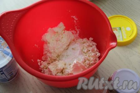 Теперь следует приготовить начинку для блинного пирога. Творог можно использовать любой жирности.&nbsp;Соединить творог и сметану, добавить сахарную пудру.