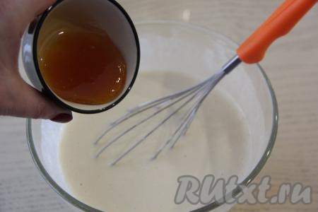 Добавить мёд и растительное масло, очень хорошо перемешать. Если мёд не жидкий, то заранее подогрейте его до жидкого состояния на водяной бане или в микроволновке. Хорошо вмешать мёд и масло. Блинное тесто получится не густым и однородным.