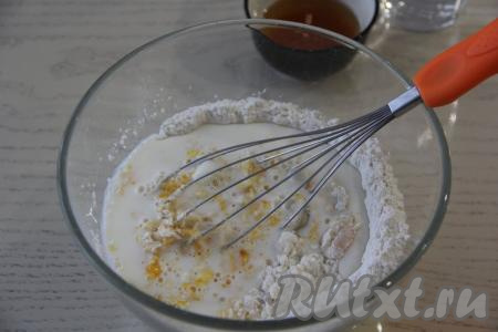 Влить тёплые молоко и воду, тщательно перемешать.