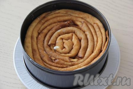  В разъёмную форму диаметром 20 см выложить блинные полоски в виде плотной улитки, начиная выкладывать фаршированные блинчики с центра (на пирог уходит, примерно, 12-13 блинов). Поставить блинный пирог с творогом в холодильник на ночь (или минимум на 3-4 часа).