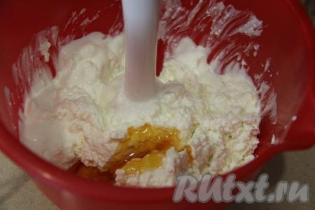 Пробить творожную массу погружным блендером. Добавить жидкий мёд и ещё раз пробить до однородности.