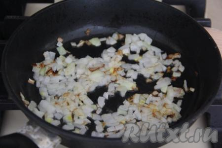 Лук почистить, мелко нарезать и обжарить на сковороде на подсолнечном масле на умеренном огне до золотистости (в течение 3-5 минут), иногда помешивая. Затем добавить к луку фарш и обжарить до готовности (в течение 10-15 минут), периодически разбивая комочки мяса. Фарш с луком немного подсолить, учитывая, что багет будет запекаться с добавлением кетчупа, в состав которого входит соль. Затем снять с огня и дать фаршу немного остыть.