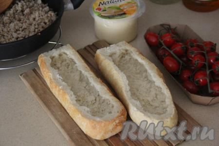 Срезать верхушку багета и выбрать мякиш. Я разрезала длинный багет на две части. Получились вот такие две лодочки.