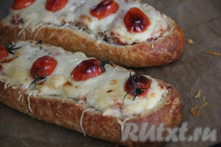 Запекать фаршированный багет в разогретой духовке, примерно, 15 минут (до расплавления сыра) при температуре 200 градусов.&nbsp;