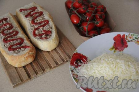 Поверх фарша нанести небольшую полоску&nbsp;из кетчупа. Вместо кетчупа можно использовать майонез, сырный соус или&nbsp;любой другой соус на ваш вкус. Сыр натереть на тёрке.
