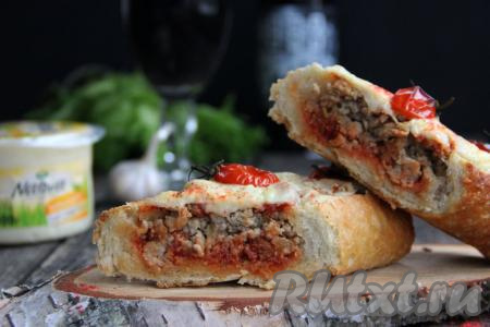 А вот так фаршированный багет, запечённый в духовке, выглядит в разрезе.