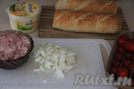 Подготовить продукты для приготовления фаршированного багета в духовке.