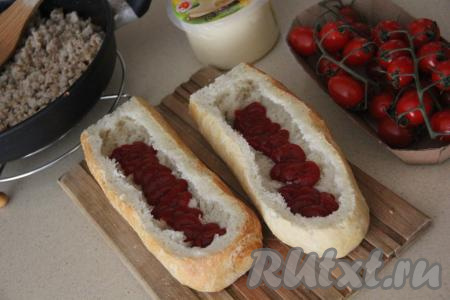 В углубление багета выложить&nbsp;кетчуп.