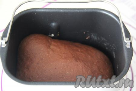 Если замешивать дрожжевое шоколадное тесто руками, тогда нужно соединить в достаточно большой миске муку, соль, какао, сахар и сухие дрожжи, а затем добавить йогурт (или кефир), желтки и слегка растопленное в микроволновке (или размягчённое при комнатное температуре) сливочное масло, замесить нежное, приятное в работе тесто, возможно, оно слегка будет липнуть к рукам, оставить его до увеличения в объёме в 2-3 раза (на это потребуется часа 1,5).