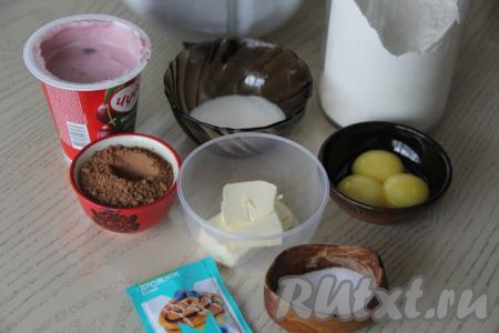 Подготовить продукты для замешивания шоколадного дрожжевого теста. Я замешивала тесто для пончиков на йогурте, его можно заменить на кефир или простоквашу. Сливочное масло для замешивания теста должно быть мягким, поэтому заранее достаньте его из холодильника (или немного прогрейте в микроволновке).