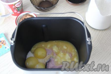 Вначале расскажу о процессе замешивания теста в хлебопечке, для этого в чашу хлебопечки нужно налить йогурт, добавить желтки, размягчённое сливочное масло, сахар и соль.