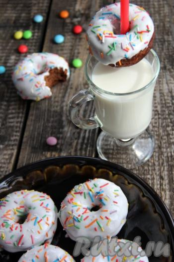 Вот такие красивые шоколадные пончики получились. Они настолько вкусные, что украсят любое чаепитие!