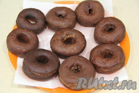 Для того чтобы удалить лишнее масло, готовые шоколадные пончики выкладывать на бумажное полотенце. Пончики перед подачей можно присыпать сахарной пудрой, а я решила покрыть их глазурью, которую я сделала с добавлением желатина.