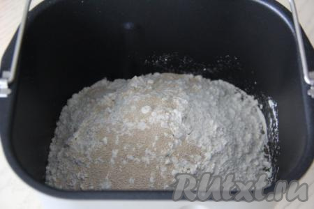 Добавить в чашу муку и сухие дрожжи, выставить режим хлебопечки "Тесто" на 1,5 часа, крышку закрыть. Тесто хорошо поднимется в хлебопечке.