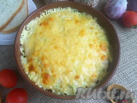 Запеканку, приготовленную из кабачков с фаршем и сыром, достать из духовки и подать к столу в форме, в которой она готовилась.