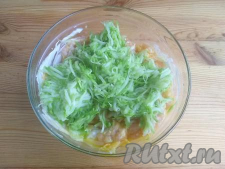 По прошествии времени кабачковую массу тщательно отжать от излишков жидкости и добавить в миску с фаршем, тщательно перемешать.