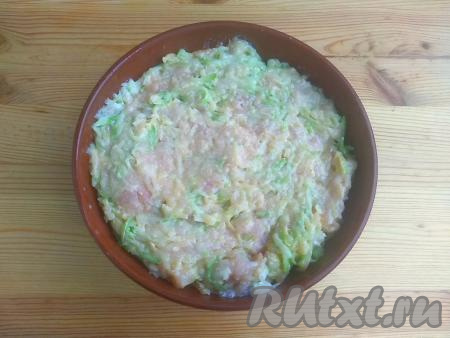 Выложить подготовленную массу из кабачков,&nbsp;фарша&nbsp;и сыра в форму для запекания, смазанную маслом.