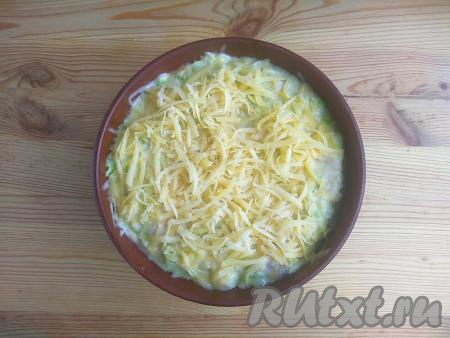 Форму с будущей запеканкой поставить в духовку, разогретую до 190-200 градусов, и готовить 20-25 минут. За это время запеканка приобретёт устойчивую структуру. &nbsp;Если вы недостаточно хорошо отжали натёртый кабачок, значит в процессе приготовления может выделиться жидкость, просто слейте её. По прошествии времени посыпать верх запеканки оставшимся сыром и продолжить готовить ещё около 15 минут (до образования аппетитной сырной корочки).