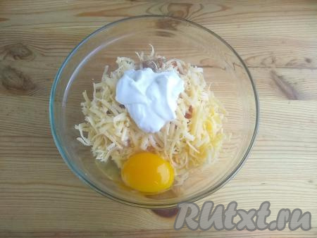 Добавить к фаршу с сыром яйцо и сметану, перемешать компоненты между собой.