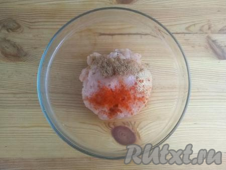 Мясной фарш выложить в отдельную миску, добавить специи (кориандр, сушёный чеснок, паприку, чёрный молотый перец) и немного соли.