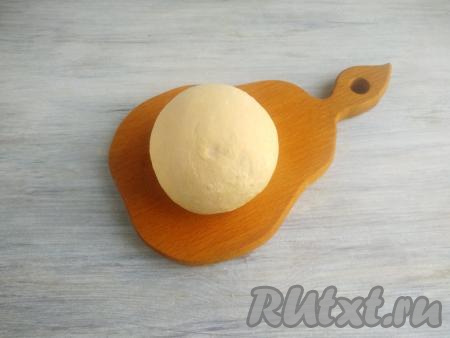 Скатать тесто в шар, завернуть в пищевую плёнку и поместить в холодильник минут на 30.